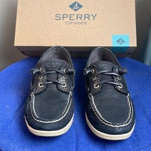 Gently used Sperry Songfish women’s Top Sider boat shoes size 9. Black and gold